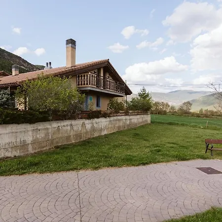 CASA PAULA - Adosado con jardín, chimenea y piscina Сasa de vacaciones Senegüé